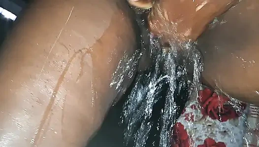 Fahişe bölgedeki her oğlan tarafından sikilmeyi seviyor, asla amını paylaşmaktan bıkmaz