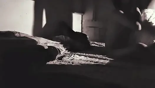 İşe gittiğimde üvey kızımın ne yaptığını görmek için bir kamera kurdum
