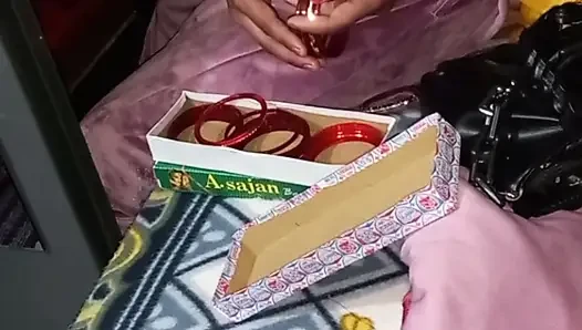 Panjabi yenge elbisesini değiştiriyor.