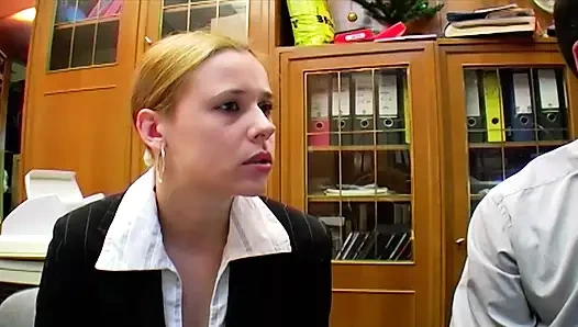 Sarışın Alman bayan küçük göğüslerine çifte boşalma alıyor