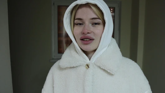 Girişte bir yabancıya sakso çekiyor