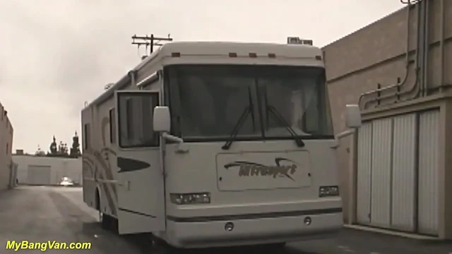 Çılgın kızıl saçlı orta yaşlı seksi kadın için minibüste iki yarağı birden alıyor