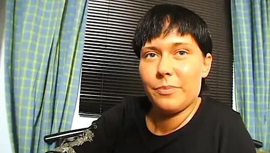 Esmer sürtük harika bir sakso çekmeden önce mastürbasyon yapıyor