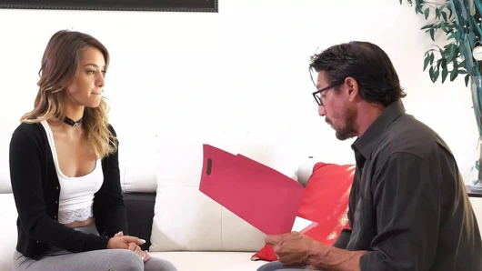 Evli kadın dadıyı kocasının yarağına bindirerek cezalandırıyor