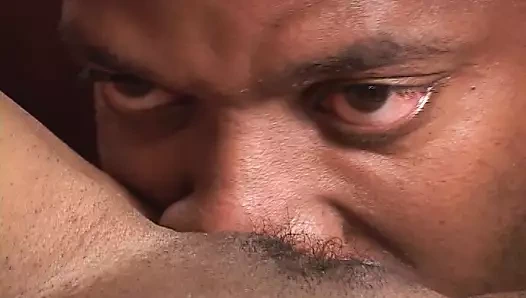 Büyük memeli dövmeli zenci kadın işten eve döndükten sonra erkeğinin büyük yarağına atlıyor