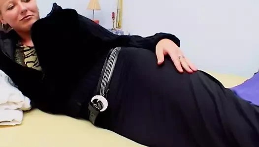 Koyu saçlı Alman sürtük küçük göğüslerini cum ile kaplıyor