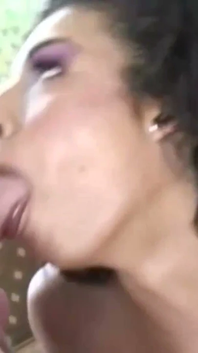 Abanoz orta yaşlı seksi kadın yaşlı domuzu seviyor | Klip 2