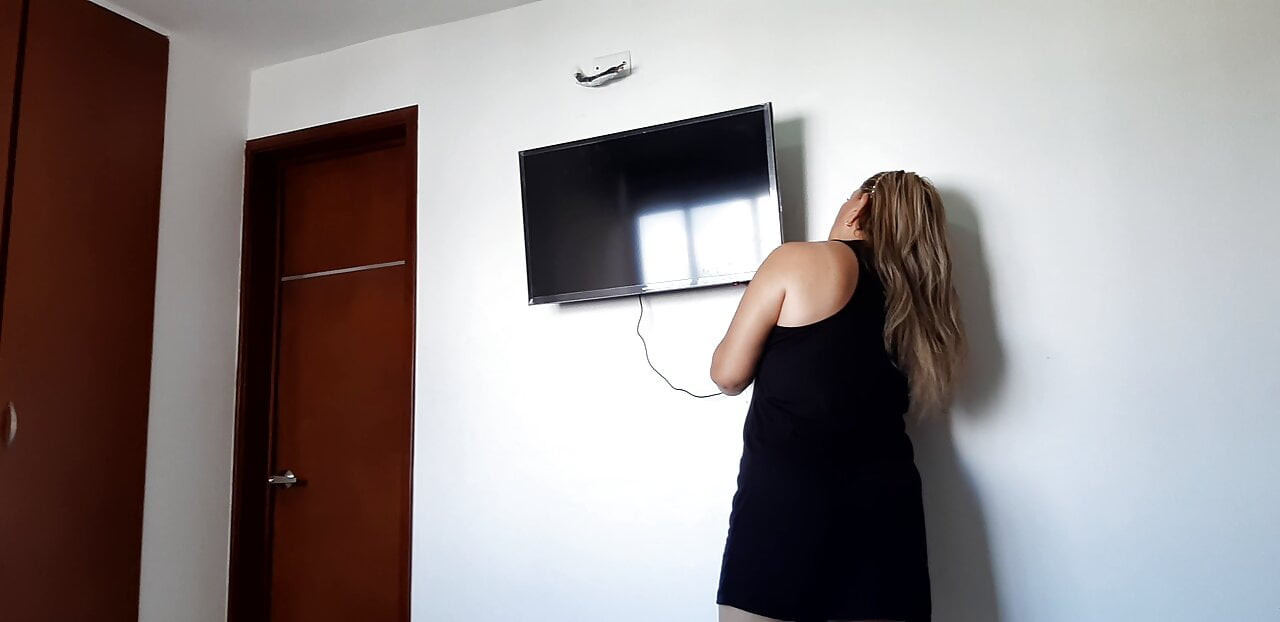 Üvey annem beni göğüsleriyle otuzbir çekmeyi seviyor.