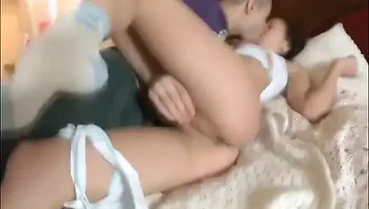 Çoraplı ve tişörtlü esmer kadın sert sikiliyor
