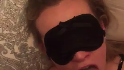 Gözleri bağlı sürtük yarak emiyor