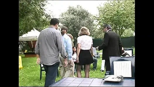 Köle sürtüklerle açık havada grup seks büyük yarak emiyor ve ateşli amcıkları yalıyor