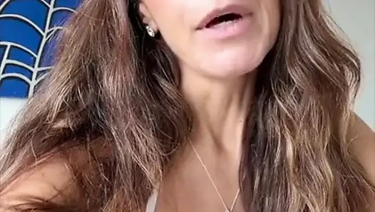 Mükemmel hizmetçi 31 talimatı orta yaşlı seksi hizmetçi işverene video mesajı gönderiyor
