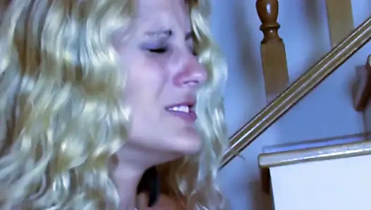 Etek sahnesi ile orgazm 01 Bu sıska kızı zevkle patlatıyorlar