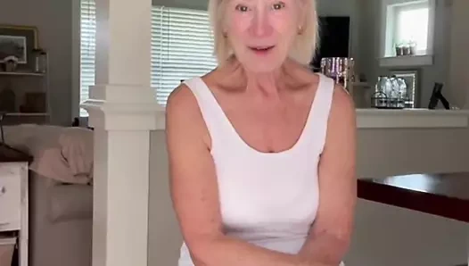 ATEŞLI PORNO YıLDıZı DANI D SANA EVINI GÖSTERIYOR!!