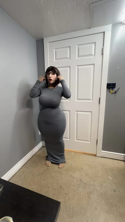 Yeni gri elbisemin büyük götüme ve göğüslerime nasıl baktığını seviyorum | Klip 2