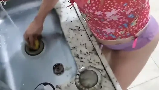 Ateşli ev hanımı mutfakta külotlu