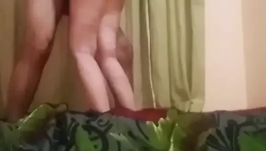 Dasi evde sikişiyor ateşli güzel çikolata vücutlu üvey kız kardeş üvey erkek kardeşiyle sikişiyor