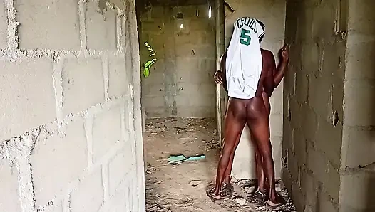 Çiftçilik yapıyorsa, eski sevgilisini arayıp onunla buluşmasını söyledi, o geldi ve onu onu sikmek için tamamlanmamış bir yapıya verdi