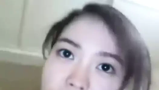 Asyalı bir fahişe cowgirl pozisyonunda bir eyersiz sikme alır