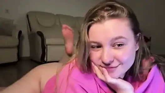 Jucielussie büyük dildoyla sikişirken boşalıyor