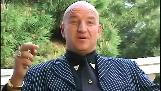 Bu kız sert bir yarağı nasıl tatmin edeceklerini biliyor ve kanepede deliklerini deldiriyor