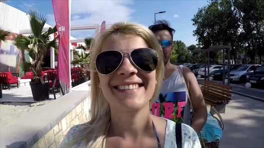 Yasemin'i tatil macerasına kadar takip edin ve dışarıda güzel bir çiş görün