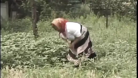 Genç yarak büyük anneyi sikiyor