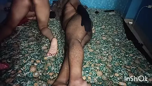 Üniversiteli kız erkek arkadaşının evine geldi ve tham'ı başka bir kızla