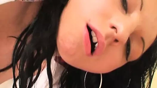 Harika vücutlu koyu saçlı genç kız öğretmenlerini memnun ediyor