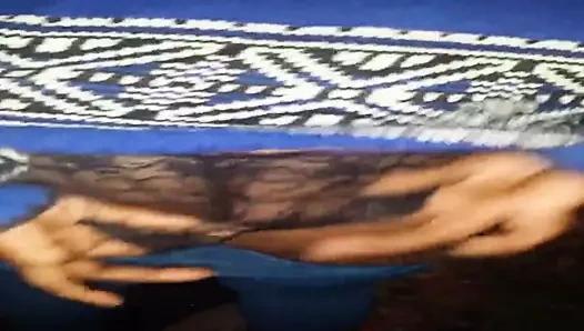 siyah nine içinde siyah külot biler üzerinde dick dışında