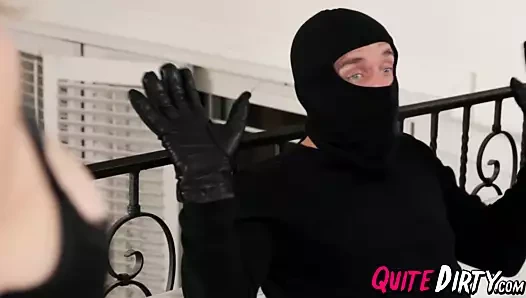 Çarpıcı milf kagney linn karter gets bir lokma arasında boşalmak