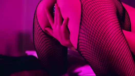 Erotik sanat videosu - orta yaşlı seksi kadın ve dildo