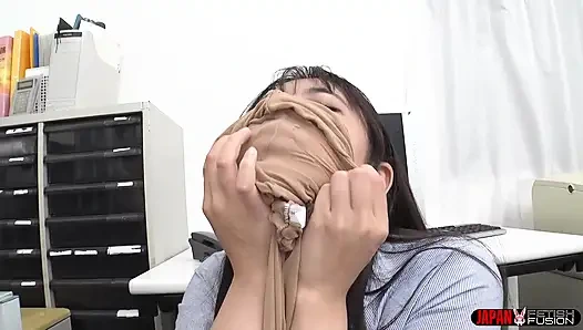 Terli naylon koku ofise su basıyor: fuuka nagano dilini Wakana Mashiro'nun kokmuş ayak parmaklarının arasına gömüyor