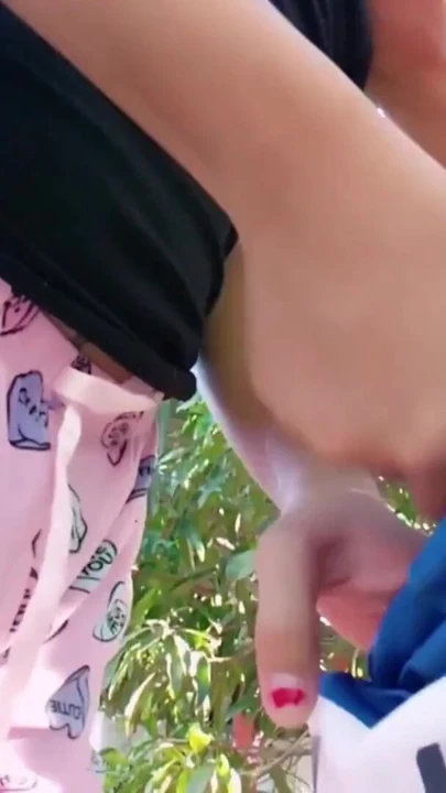 VIRAL KÜÇÜK HINTLI HIZMETÇI AÇıK HAVADA ÇIFTÇILER TARAFıNDAN DEVIRGINIZED | Klip 1