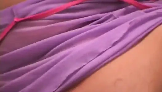 Tera Patrick'in oynadığı mor iç çamaşırıyla oynuyor