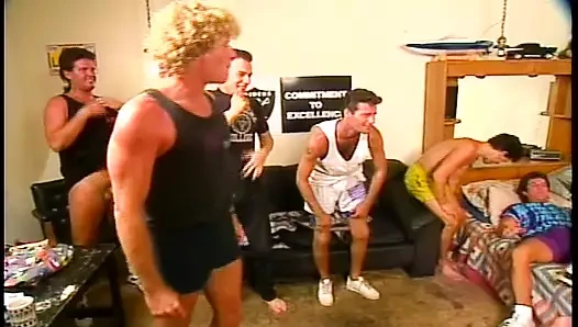 Milf umutsuzca kuru amında bir horoz için yalvarır, 5 erkeğin mecbur kalması uzun sürmez