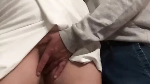 Aman tanrım!! Tamamen yabancı külot giymedığımı gördü - metro amcığı parmaklanıyor