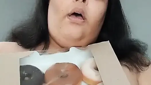 Amcığımla oynarken çörek yiyorum!