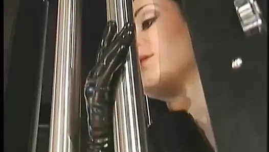 Kızıl saçlı, esmer ve kayışlı sarışınlarla seks partisi