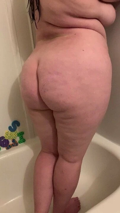 Kalista duşta ıslak kıçına şaplak attı