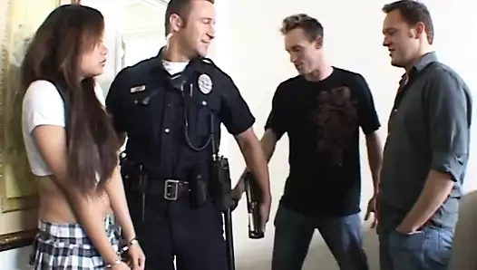 sürtük asyalı içinde bir mini etek alır çift nüfuz üzerinde the kanepe