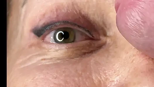 Orta yaşlı seksi kadın son derece yakın çekim göz orgazmı