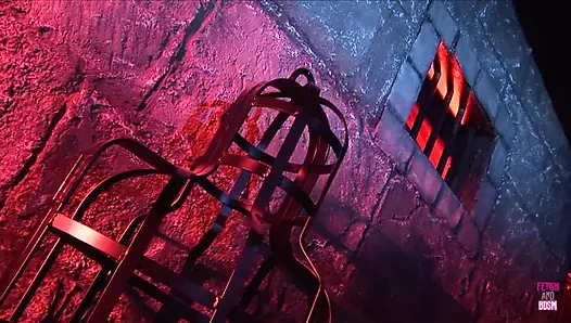 Bu sarışın ve yaramaz vixen onu sikmesi için büyük bir yarakla bu adamı baştan çıkardı