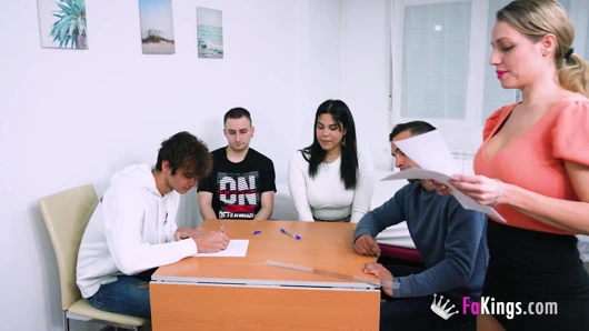 Lara Cruz birkaç genç arkadaşına gerçek bir yıldızını nasıl sikeceklerini öğretiyor. Not al!