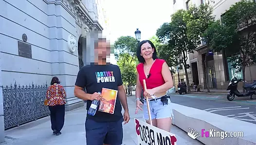 Öpüşmeden yaz olmaz! Olgun Sandra v sikişecek erkekleri aramaya devam ediyor