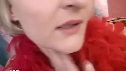 Edepsiz Fransız sarışının bakış açısı yakın çekim videosu