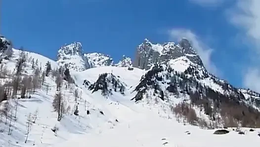 Kar yağışlı bir dağda sakso çekiyor...
