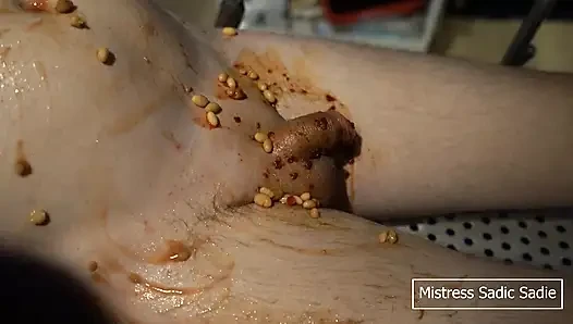 Yiyecekle oynamak