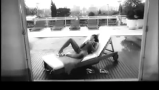 Ju Pantera bu erotik siyah beyaz sahnede götüne bir yarak sokuyor