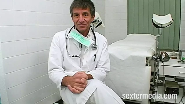 Genç kızın amcığı Dr. Dirty ile kontrol ediyor